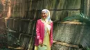 Cocok untuk outfit nuansa musim panas, kombinasi dress dan hijab bermotif warna kuning dan blazer pink ala Irish Bella ini patut kamu pertimbangkan. Chic! (Instagram/_irishbella_).