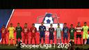 Sejumlah pemain perwakilan dari 18 klub peserta Shopee Liga 1 2020 menunjukan jersey tim saat launching Shopee Liga 1 di Hotel Fairmont, Jakarta, Senin (24/2). Sebanyak 18 klub pamerkan jersey untuk kompetisi Shopee Liga 1 2020. (Bola.com/Yoppy Renato)
