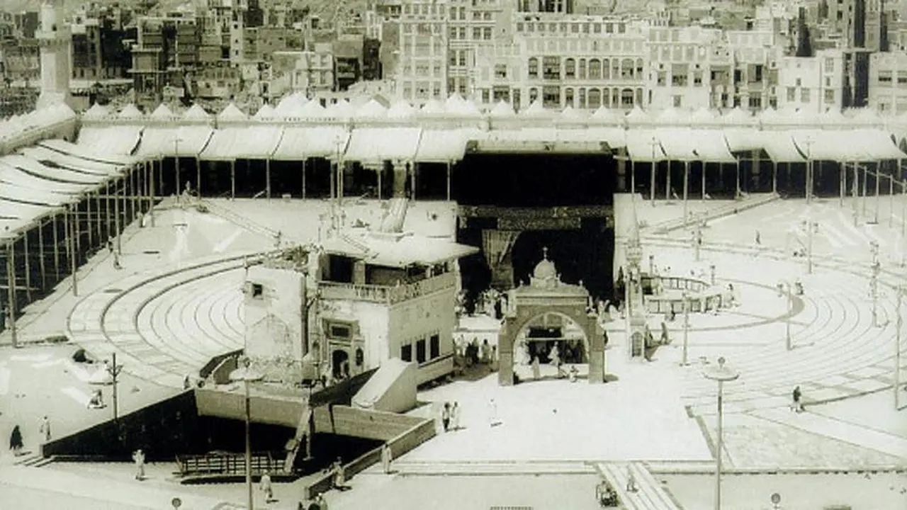 Bangunan tua sumur Zamzam berada di tengah Mataf, Ka'bah. (Sumber foto: Arabiya.net)