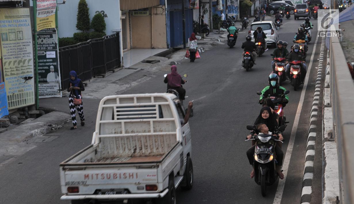 Pengendara motor nekat berlawan arah di kawasan Klender, Jakarta, Kamis (11/7/2019). Demi mempersingkat jarak tempuh dan menghindari kemacetan, para pengendara sepeda motor di kawasan ini nekat berlawan arah yang sesungguhnya dapat mengancam keselamatan. (merdeka.com/Iqbal S. Nugroho)
