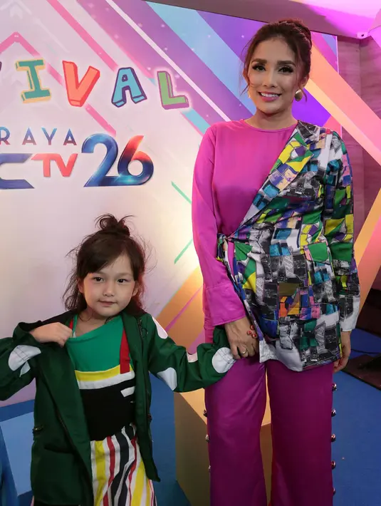 Tak hanya itu, ada juga yang menyebut Elea mirip dengan Suzy Bae. "Iyaaaaaa muka eleaaa anak koreaa bgt...mirip muka nya Bae Suzy.. yeoppo,” tulisnya. (Deki Prayoga/Bintang.com)