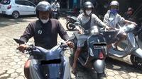 Ofisial tim Persib Bandung mengantarkan sepeda motor kepada ekspedisi untuk mengirimkannya ke Bali agar bisa digunakan oleh para pemain Maung Bandung beraktivitas selama berada di Pulau Dewata untuk menjalani seri keempat BRI Liga 1 2021/2022. (Bola.com/Erwin Snaz)