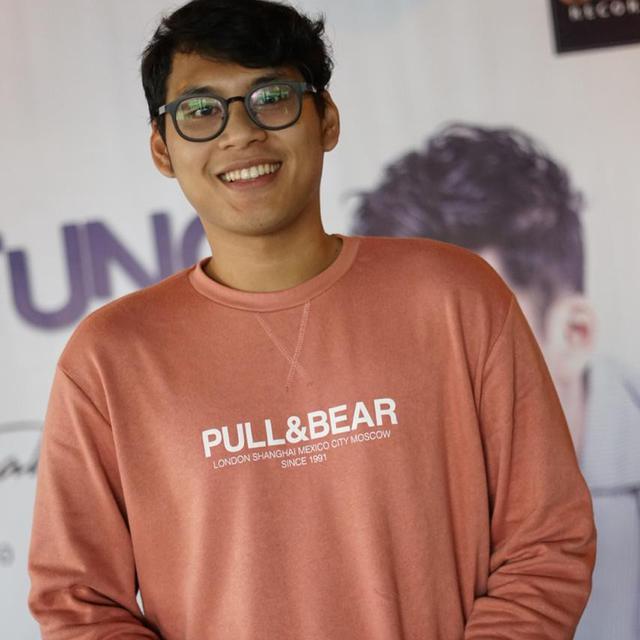 Lirik Lagu Sungguh Aku Mencintaimu Ricky Rantung Ost Love Story The Series Sctv Showbiz Liputan6 Com Kularut luruh dalam keheningan hatimu jatuh bersama derasnya tetes airmata kau benamkan wajahmu yang berteduhkan duka , download lagu kasih tak sampai padi. lirik lagu sungguh aku mencintaimu