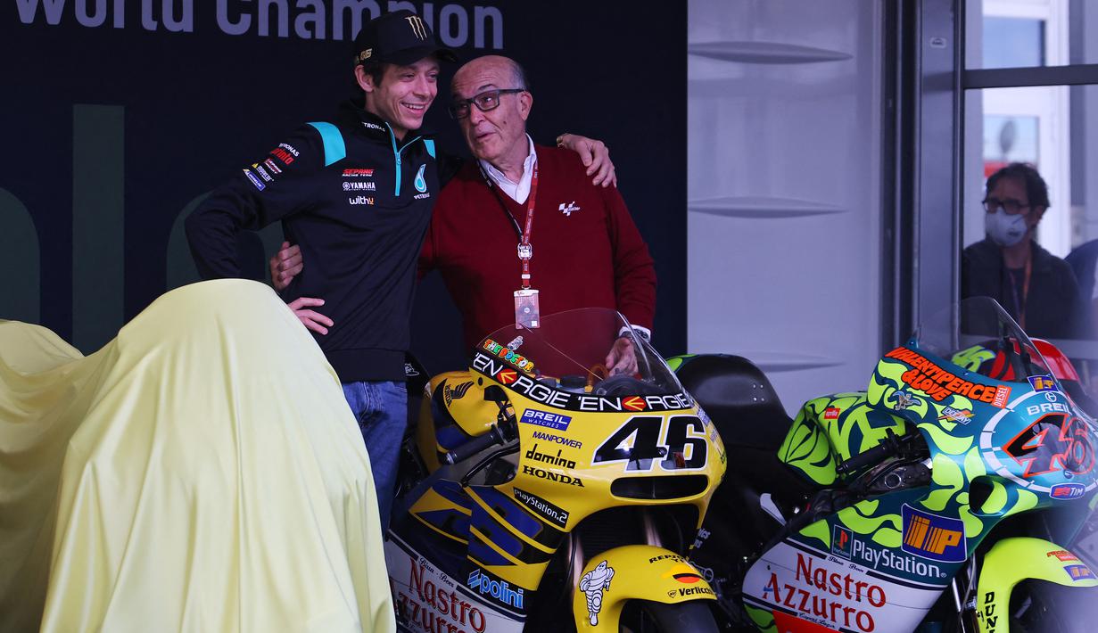 Didampingi sang sahabat, Uccio Salucci dan CEO Dorna, Carmelo Ezpeleta, Valentino Rossi nampak begitu riang dan menikmati momen ini. (AFP/Jose Jordan)