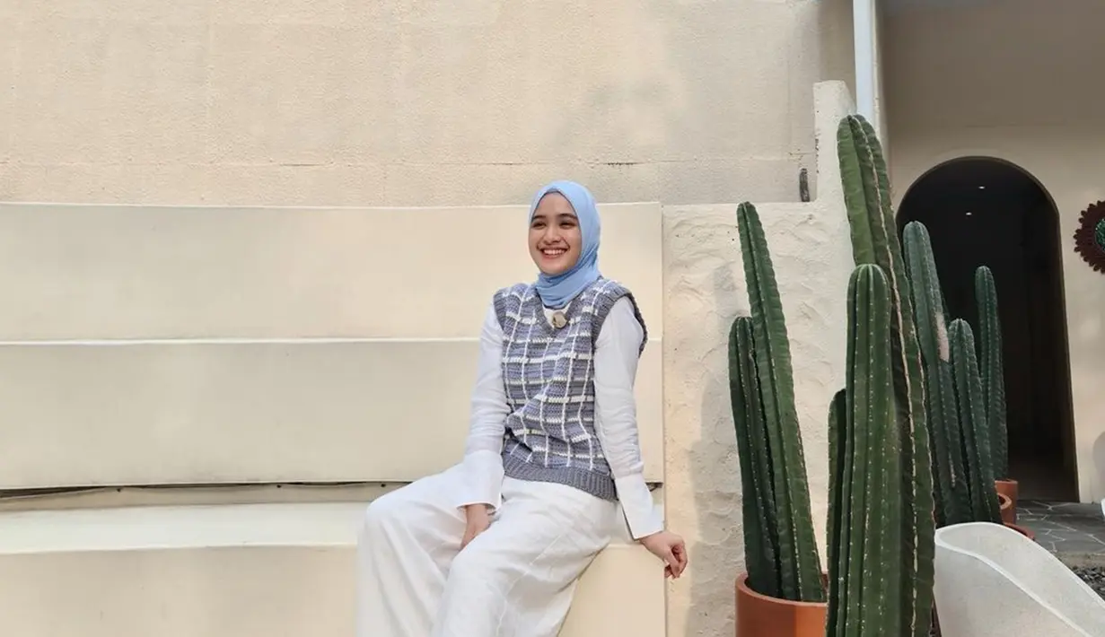 Beragam warna hijab yang dikenakan Cut Syifa sangat cocok dengan dirinya. Mulai dari warna putih sampai biru muda, artis berusia 23 tahun ini selalu tampil menawan. Ketika kenakan jilbab warna biru, pesona Cut Syifa kian terpancar apalagi ketika sembari pamer senyuman manisnya. (Liputan6.com/IG/@cutsyifaa)