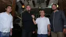 Musisi Ahmad Dhani berjabat tangan dengan Ketua DPW PKB DKI Jakarta Hasbiallah Ilyas, Jakarta, Rabu (10/2/2016). DPW PKB DKI Jakarta berencana mengusung Ahmad Dhani menjadi Cagub DKI Jakarta pada Pilkada Serentak 2017. (Liputan6.com/Herman Zakharia)