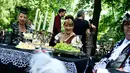 Ekspresi sejumlah peserta saat mengikuti Victorian Picnic selama festival Wave Gotik Treffen (WGT) di Leipzig, Jerman (6/2). Dalam festival ini ribuan penggemar Gotik dari penjuru dunia berkumpul di kota Leipzig Jerman. (AFP Photo/Tobias Schwarz)