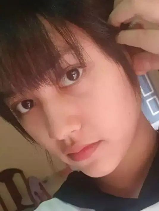 Begini penampilan Happy di luar panggung dan tanpa makeup. Wajahnya terlihat sehat. [Instagram @happy_asmara77]