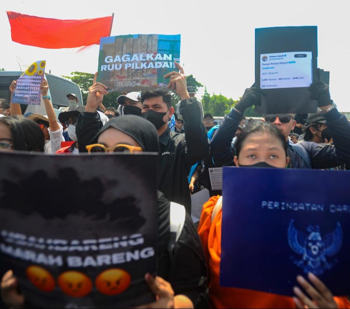 Massa dari Partai Buruh dan berbagai elemen masyarakat berunjuk rasa menolak pengesahan revisi UU Pilkada di depan Gedung DPR/MPR, Jakarta, Kamis (22/8/2024). Dalam aksinya para pendemo membawa berbagai spanduk dan poster untuk menyuarakan keresahan dan k