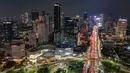 Di sisi lain, Sekretaris Komisi A DPRD DKI Jakarta, Mujiyono, mengatakan kebijakan integrasi CCTV gedung di atas empat lantai dengan sistem Pemprov DKI merupakan langkah tepat untuk memperkuat sistem keamanan kota. Tampak foto udara memperlihatkan suasana malam gedung-gedung bertingkat di kawasan Sudirman, Jakarta, Selasa (7/4/2026). (merdeka.com/Arie Basuki)