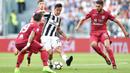 Aksi pemain Juventus, Paulo Dybala saat melewati adangan para pemain Cagliari pada laga Serie A di  Turin, (19/8/2017). Juventus menang 3-0. (Alessandro Di Marco/ANSA via AP)