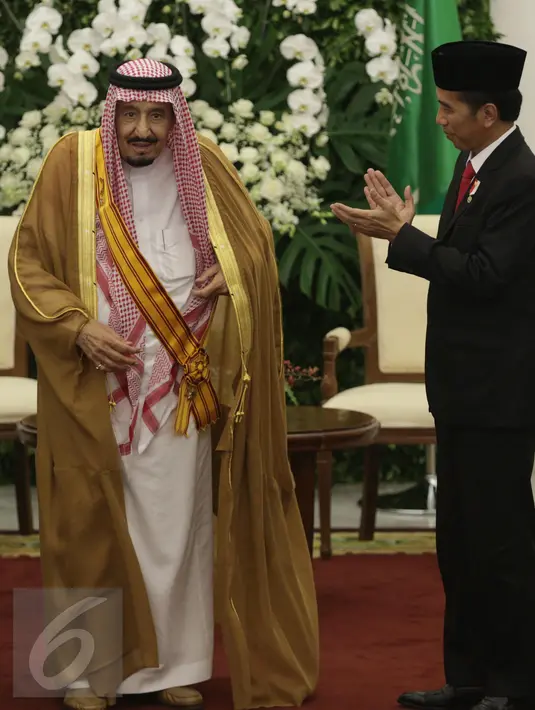 Presiden Joko Widodo memberikan penghargaan kepada Raja Arab Saudi Salman bin Abdulaziz Al-Saud di Istana Bogor, Jawa Barat, Rabu (1/2). Raja Salman mendapat penghargaan Bintang Republik Indonesia Adipurna. (Liputan6.com/Angga Yuniar)