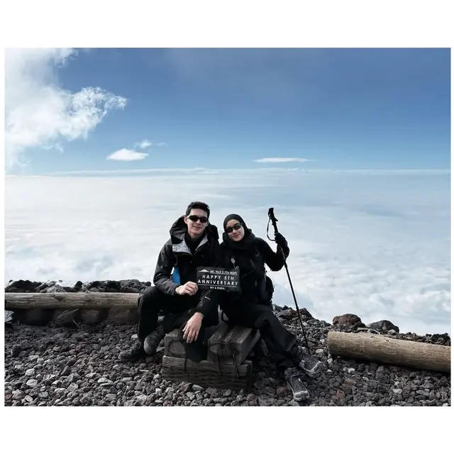 6 Potret Rey Mbayang dan Dinda Hauw Hiking ke Gunung Fuji, Rayakan Anniversary ke-5