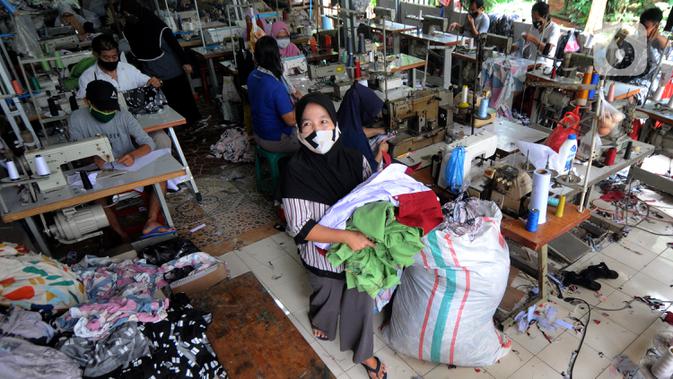 Warga menyelesaikan pembuatan baju di sebuah usaha konveksi milik Enca di Desa Curug, Bogor, Jawa Barat, Kamis (4/3/2021). Kini produksinya rata-rata 1500 setel pakaian per minggu dengan omzet sebulan lebih dari Rp 150 juta dan mampu mempekerjakan 17 orang warga desa. (merdeka.com/Arie Basuki)