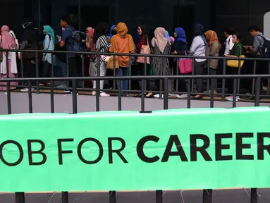 Sejumlah pencari kerja memadati arena Job Fair di kawasan Jakarta, Rabu (27/11/2019). Job Fair tersebut digelar dengan menawarkan lowongan berbagai sektor untuk mengurangi angka pengangguran. (Liputan6.com/Johan Tallo)