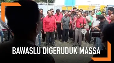 Menuntut penindakan terhadap tindakan money politic dari salah satu caleg, massa menggeruduk Gedung Bawaslu Pati.