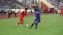 Pemain Timnas Indonesia U-23 Marselino Ferdinan (kiri) menggiring bola mencoba melewati pemain Timnas Thailand U-23 pada pertandingan semifinal SEA Games 2021 di Thien Truong Stadium, Vietnam, Kamis (19/5/2022). Timnas Indonesia U-23 kalah 0-1. (Dok. PSSI)