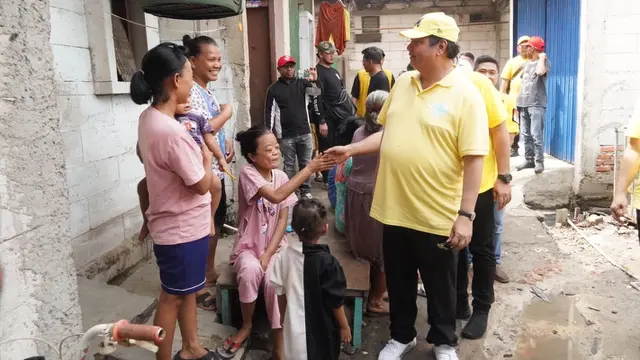 Ketua Umum DPP Partai Golkar Airlangga Hartarto blusukan ke pemukiman padat penduduk di wilayah Cengkareng, Jakarta Barat.
