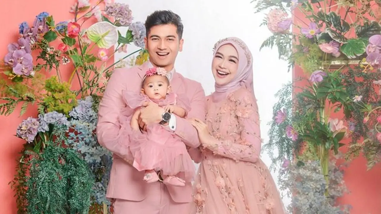 7 Gaya Pemotretan Terbaru Keluarga Ria Ricis, Baby Moana Bikin Gemas