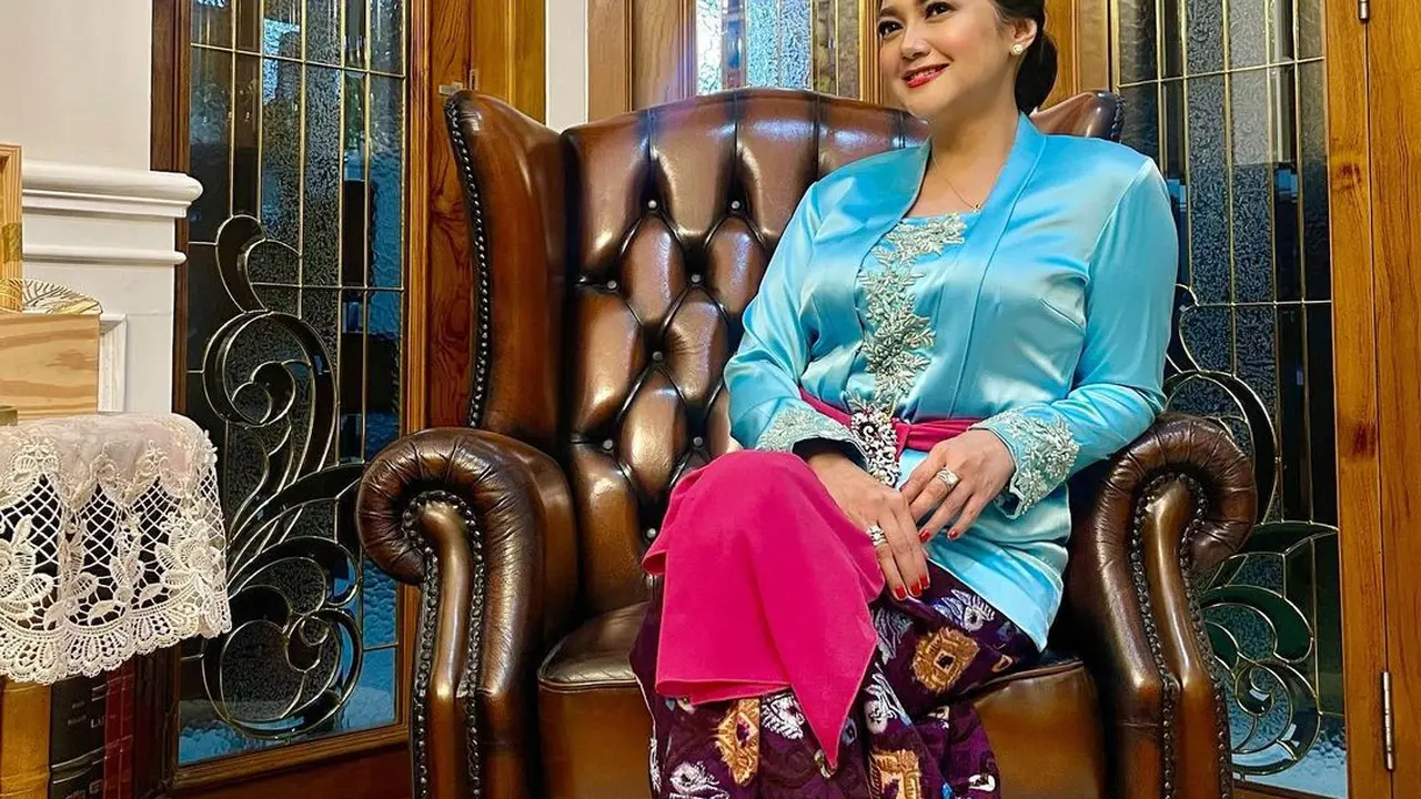 Potret Bella Saphira Kondangan Bareng para Ibu Pejabat, Tampil Cantik dengan Kebaya ala Bali