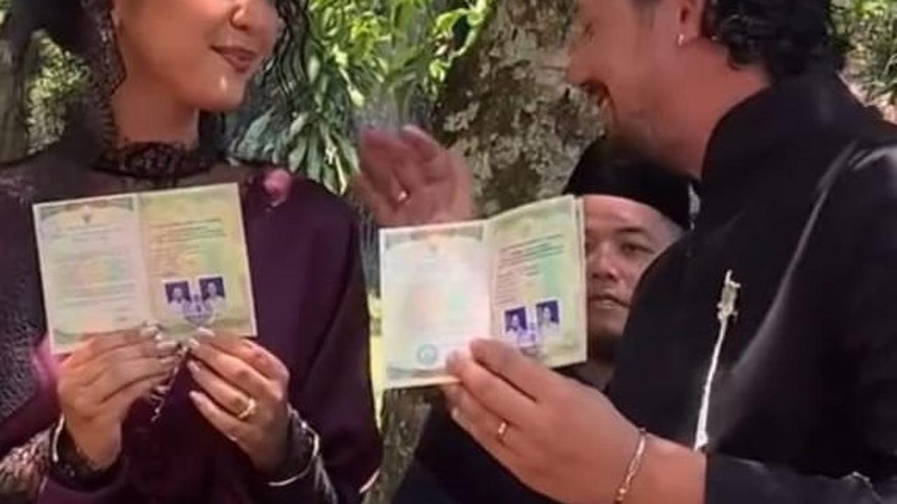 7 Potret Pernikahan Keenan Pearce dengan Tasha Serena, Digelar dengan Konsep Intimate Wedding - Bahagia Pamerkan Buku Nikah