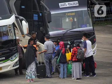 Sejumlah calon bersiap menaiki bus di Terminal Kampung Rambutan, Jakarta, Rabu (19/5/2021). Pemerintah Provinsi DKI Jakarta kembali mengoperasikan Terminal Kampung Rambutan pasca berakhirnya peraturan larangan mudik Lebaran 2021. (Liputan6.com/Johan Tallo)