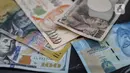 Mata uang kertas berbagai negara terlihat di jasa penukaran uang, Melawai, Jakarta, Rabu (28/9/2022). Nilai tukar rupiah tembus Rp15.236 per dolar AS pukul 10.41 WIB pada perdagangan Rabu (28/9/2022). (Liputan6.com/Johan Tallo)