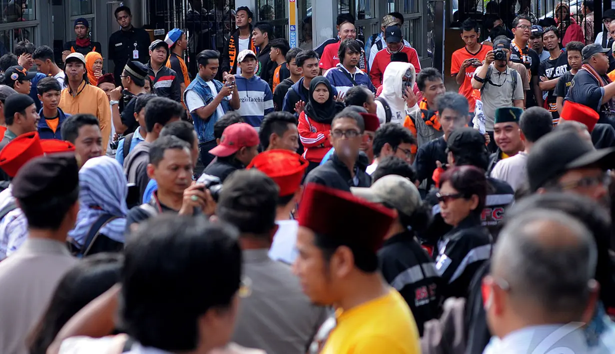 Ratusan massa fans Benyamin Sueb menuntut acara YKS untuk dibubarkan karena acara tersebut tidak mendidik dan cenderung sering melecehkan, Jakarta, Senin (24/06/2014) (Liputan6.com/Faisal R Syam)
