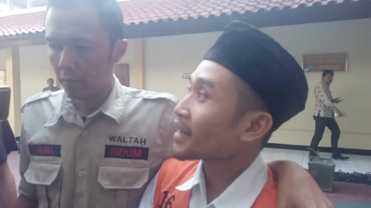 Dodi, salah satu terdakwa video syur Vina Garut memberikan penjelasan kepada wartawan selepas sidang perdana di Pengadilan Negeri Garut, Jawa Barat