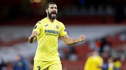 Raul Albiol - Bek veteran ini merupakan benteng kokoh yang membuat Villarreal sulit ditembus lawan. Pengalaman dan kemampuan pemain berusia 35 tahun itu berkontribusi besar atas suksesnya Villarreal melaju final Liga Europa. (AFP/Adrian Dennis)