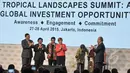 Wapres Jusuf Kalla membuka acara Tropical Landscape Summit (TLS): A Global Investment Opportunity 2015 di Jakarta, Senin (27/4/2015). Aktivis Greenpeace mendukung penuh upaya pemerintah dalam mempromosikan investasi hijau. (Liputan6.com/Faizal Fanani)