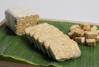 Ilustrasi cara memilih tempe yang benar./copyright fimela/adrian putra