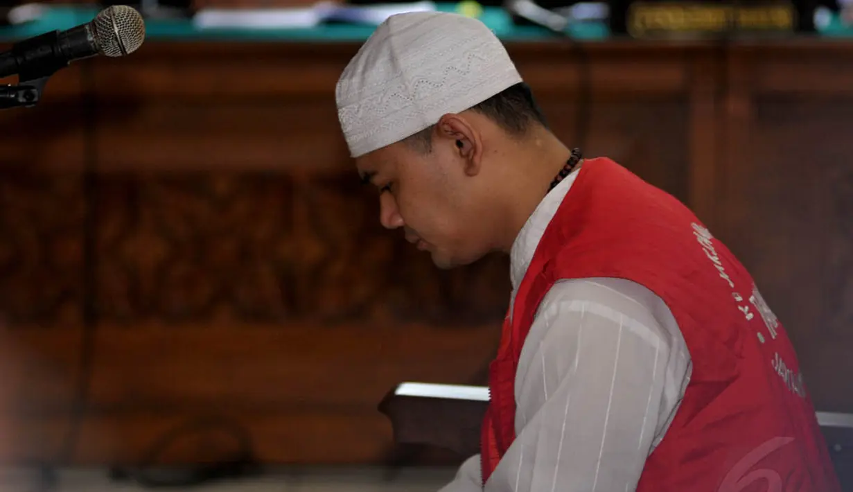 Selama persidangan, suami Puput Melati tersebut terus menunduk sembari berzikir, Jakarta, Rabu (27/8/14). (Liputan6.com/Johan Tallo)