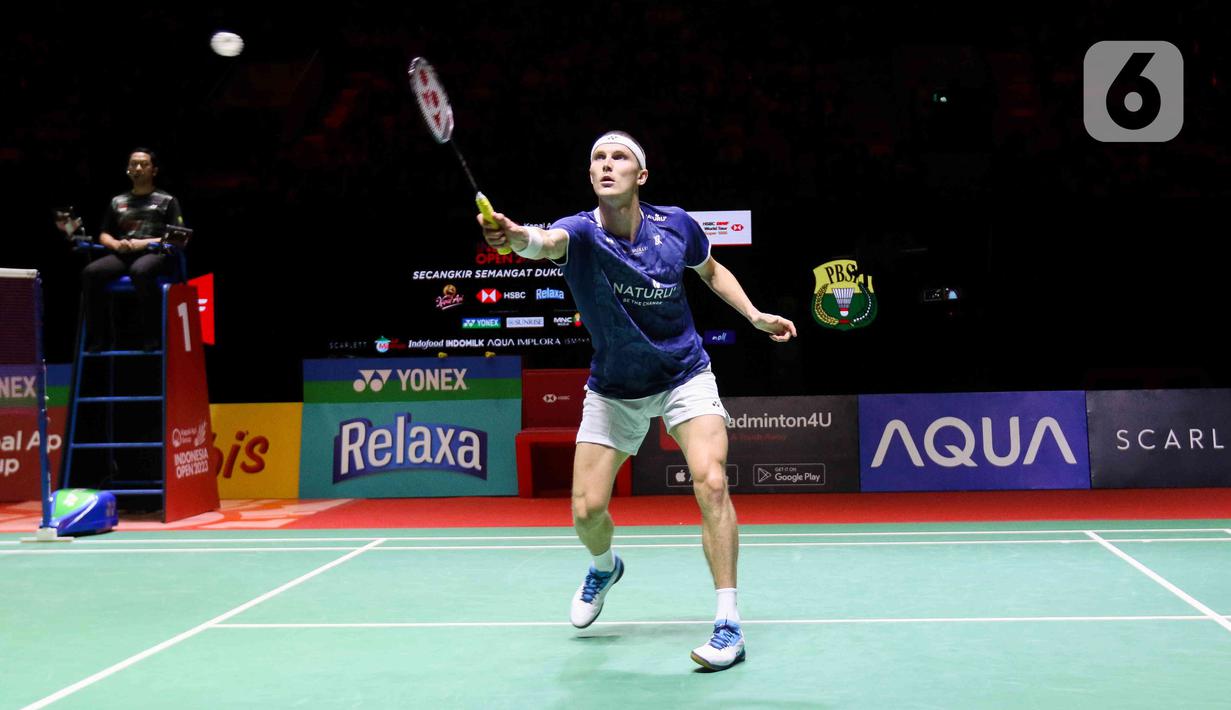 Pebulu tangkis tunggal putra Denmark Viktor Axelsen mengembalikan kok ke arah tunggal putra India Prannoy Haseena Sunil dalam babak semifinal Indonesia Open 2023 di Istora Senayan, Jakarta, Sabtu (17/6/2023). (Liputan6.com/Herman Zakharia)