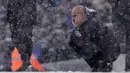 Pelatih Manchester City, Pep Guardiola saat menyaksikan pemainnya bertanding melawan West Ham United pada pertandingan lanjutan Liga Inggris di stadion Etihad, Inggris, Minggu (28/11/2021). City menang tipis atas West Ham 2-1. (AP Photo/Scott Heppell)