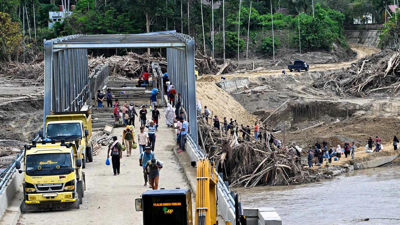 FOTO: Warga Memanjat Puing Kayu Demi Menyeberangi Sungai Peusangan