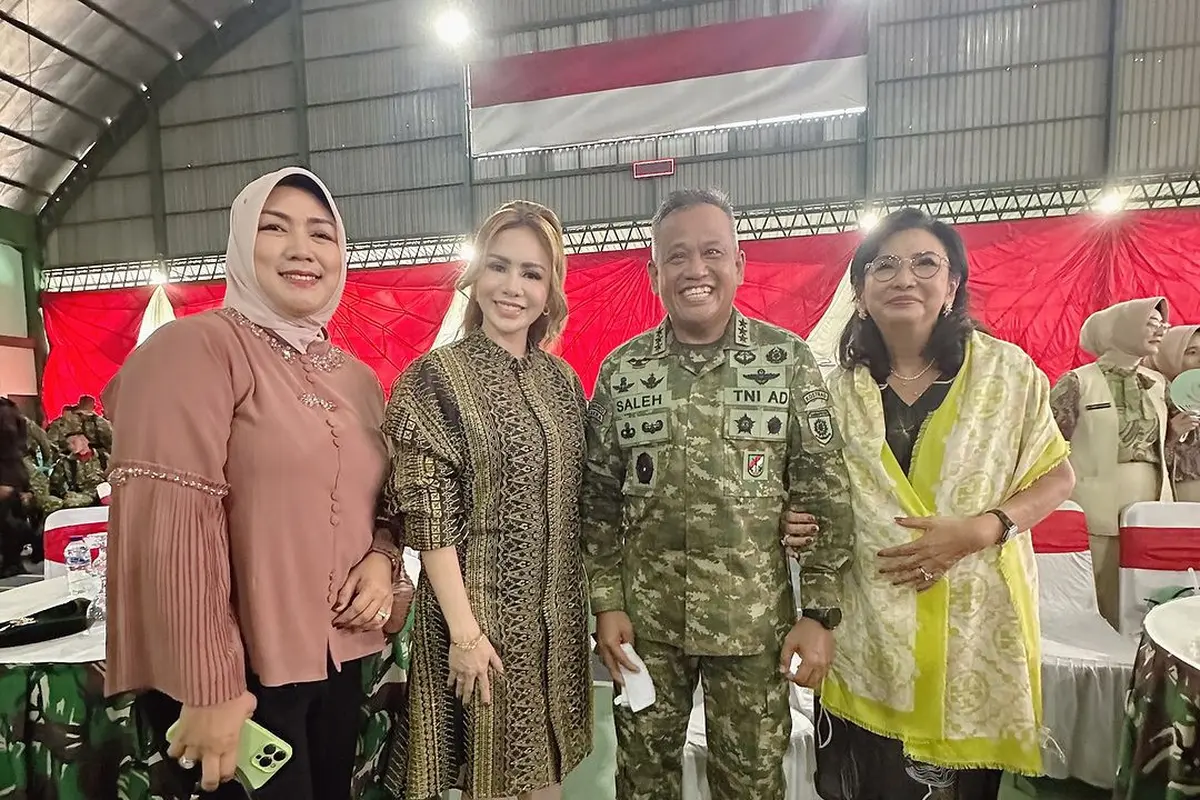 Potret Momo Geisha Tampil Nyanyi di Tengah Pasukan TNI, Foto Bareng para Pejabat