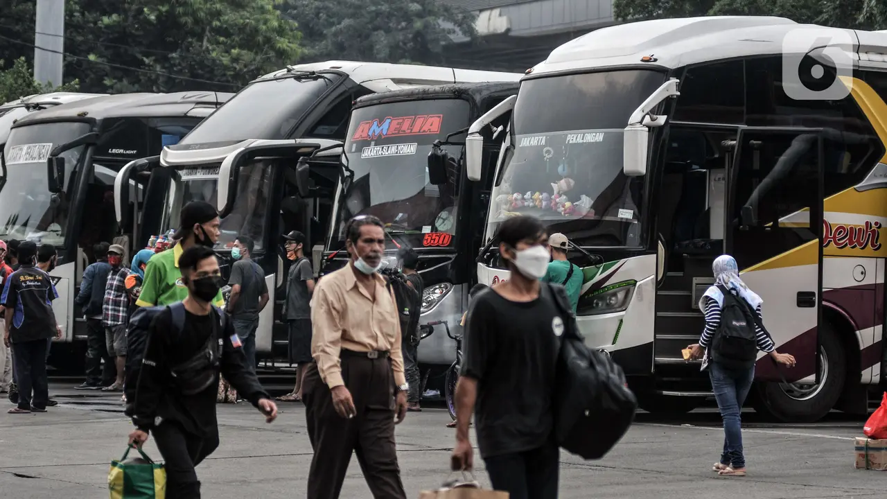 FOTO: Jumlah Penumpang Bus AKAP di Terminal Kampung Rambutan Melonjak