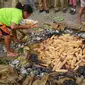 Barapen, tradisi paling kuno di Papua biasa digelar dengan memasak secara bakar batu. (dok. Biro Komunikasi Publik Kementerian Pariwisata/Dinny Mutiah)