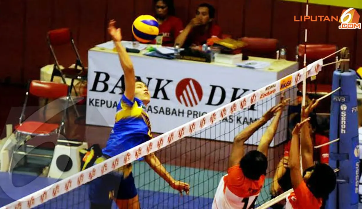 Smash keras pemain Jakarta Popsivo PGN Jutarat tidak mampu diblok dengan sempurna oleh pemain Jakarta BNI 46 (Liputan6.com/Helmi Fithriansyah)