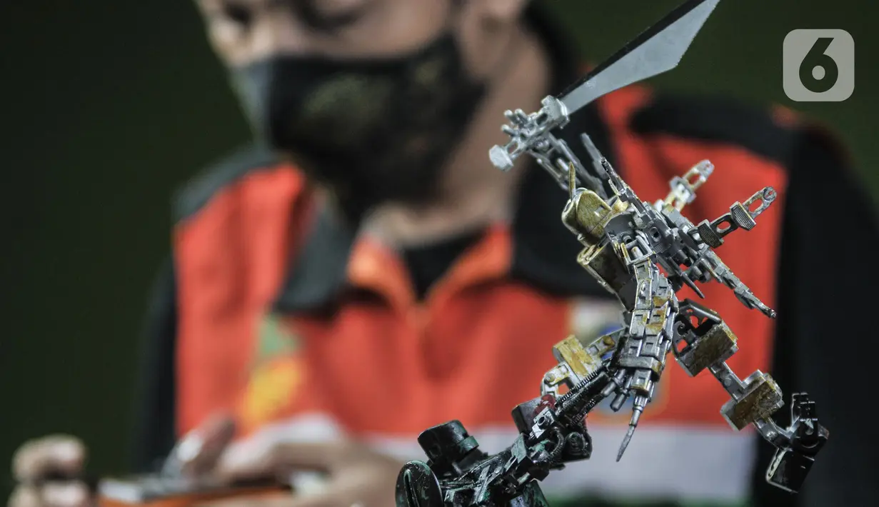 Seto Krisna Putra (39) menyelesaikan pembuatan miniatur robot dari sampah korek gas di Kantor Sudin LH Jakarta Timur, Minggu (20/2/2022). Seto menyulap sampah korek gas dari bertugas menjadi miniatur robot beragam karakter bernilai jual tinggi. (merdeka.com/Iqbal S Nugroho)