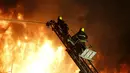 Petugas pemadam kebakaran bekerja memadamkan api di pasar Minglar di Yangon, Myanmar, Sabtu (9/1/2016). Penyebab kebakaran masih dalam penyelidikan . (Reuters/Soe Zeya Tun)