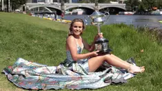 Petenis asal AS Sofia Kenin berpose dengan trofi Australia Terbuka 2020 setelah kemenangannya atas Garbine Muguruza dari Spanyol di final selama pemotretan di Sungai Yarra, Melbourne, Australia, Minggu, (2/2/2020). Kenin mengalahkan Muguruza 6-2, 6-2. (AP Photo/Dita Alangkara)