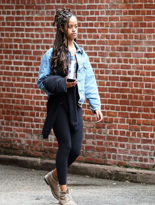 Malia Obama tertangkap kamera dengan kepangan rambut yang cantik menghiasi kepalanya. (JOHN SHEENE/ACE PICTURES/REX/SHU/HollywoodLife)