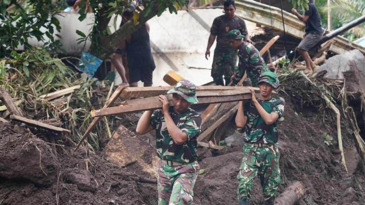Kodam Merdeka Buka Akses Jalan Paseng, Percepat Pemulihan Pasca Banjir Bandang Siau