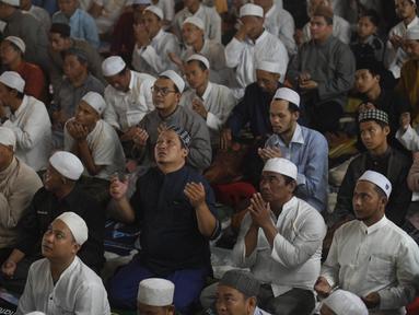 Ribuan jemaah dari berbagai wilayah di Indonesia berdoa usai melakukan salat tarawih di Jalan Pahlawan, Bogor, Jawa Barat, Kamis (20/3/2025). (merdeka.com/Arie Basuki)