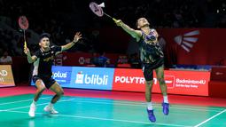 Pebulu tangkis ganda putra Indonesia, Fajar Alfian/Muhammad Sohibul Fikri berusaha mengembalikan kok ke arah wakil China, Chen Bo Yang dan Liu Yi dalam laga 32 besar Indonesia Open 2026 di Istora Senayan, Jakarta, Rabu (03/06/2026). (Bola.com/Bagaskara Lazuardi)
