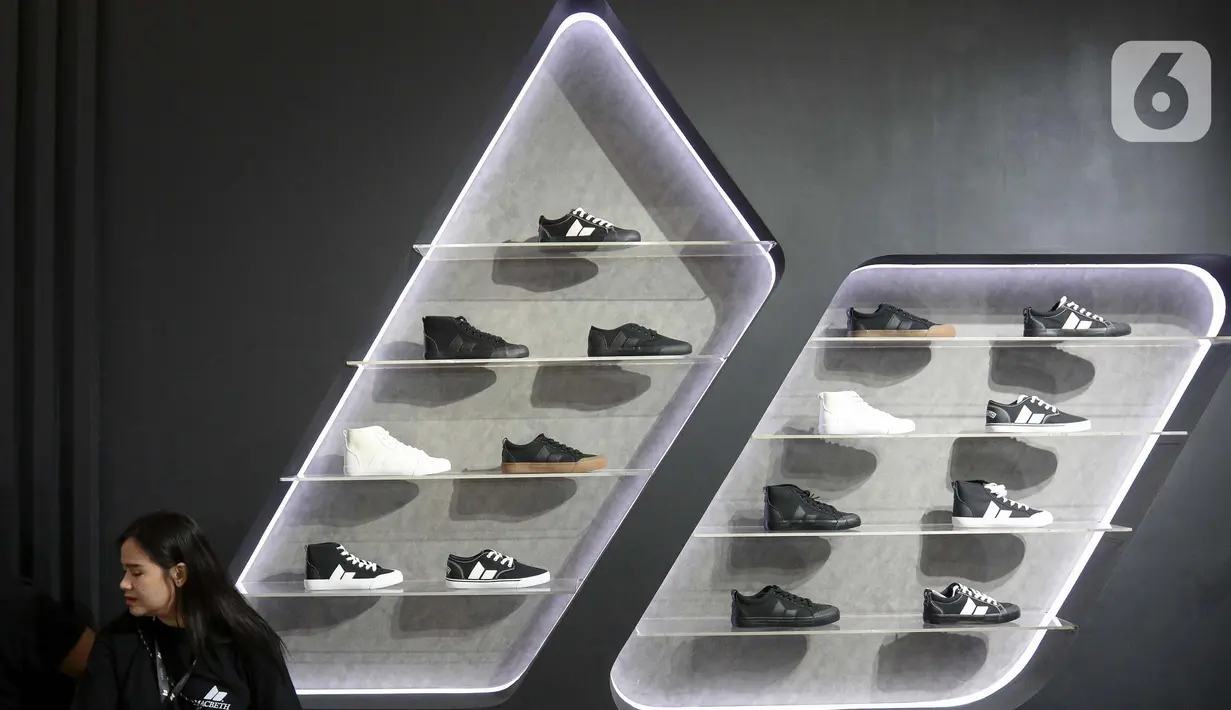 Pengunjung mengamati produk sepatu saat gelaran Jakarta Sneaker Day di Jakarta Convention Center (JCC), Senayan, Jakarta, Jumat (14/2/2025). (Liputan6.com/Herman Zakharia)