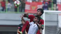 Bek Timnas Indonesia, Johan Alfarizi, menghalau bola pada laga uji coba melawan Fiji di Stadion Patriot, Bekasi, Sabtu (2/9/2017). (Liputan6.com/Helmi Fithriansyah)" 