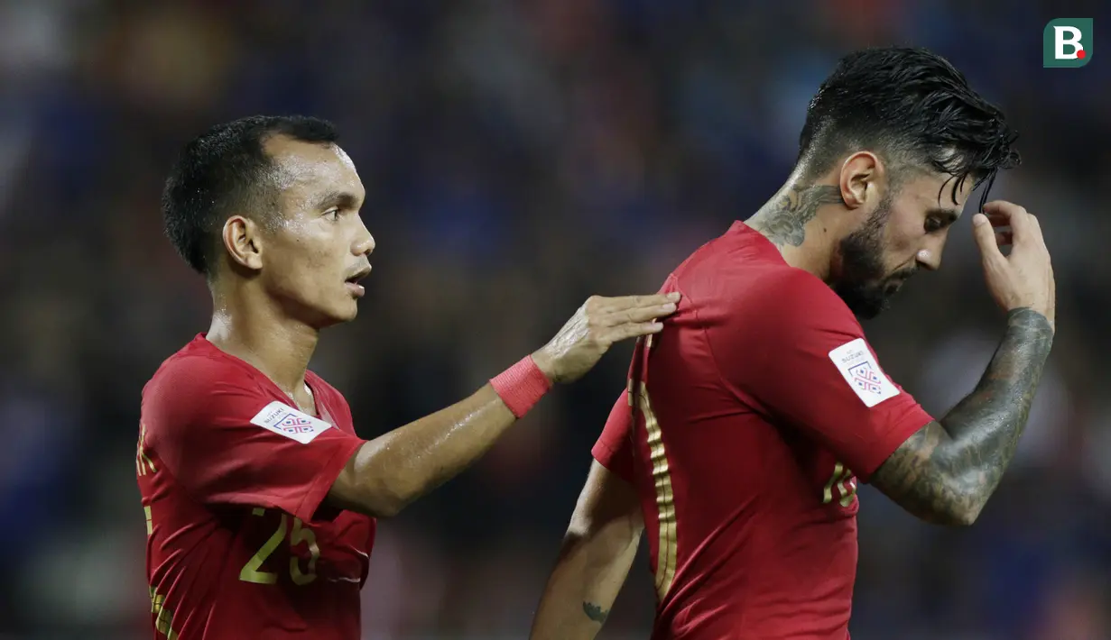 Gelandang Timnas Indonesia, Riko Simanjuntak, menenangkan Stefano Lilipaly, usai ditaklukkan Thailand  pada laga Piala AFF 2018 di Stadion Rajamangala, Bangkok, Sabtu (17/11). Thailand menang 4-2 dari Indonesia. (Bola.com/M. Iqbal Ichsan)